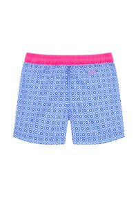 Shorts de bain bleu à motifs avec une taille élastique rose. Présente un motif géométrique blanc sur un fond bleu.
