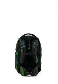 Un sac à dos noir avec un motif géométrique vert, des sangles rembourrées ajustables, une poignée supérieure et une fermeture à boucle à l'avant avec plusieurs compartiments.