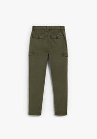 Pantalones cargo verde oliva con bolsillos parche en la parte trasera y lateral, piernas rectas y una textura de tela suave y duradera.
