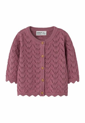 Cardigan pour bébé tricoté mauve avec des boutons à motif floral, des bords festonnés et un motif en dentelle chevron, taille pour 1 à 2 mois.