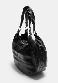 Borsa a mano in pelle nera con un design morbido, doppie tracolle, accessori metallici, texture liscia e forma arrotondata.