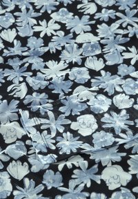 Stof met bloemmotief, voorzien van lichtblauwe bloemen op een zwarte achtergrond; gladde textuur met een lichte glans; gevouwen met zichtbare stiksels.