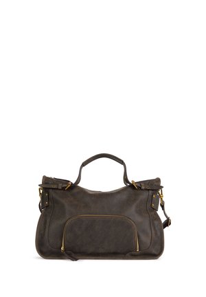 Bolso de piel marrón oscuro con asa superior, bolsillo delantero con cremallera y herrajes dorados sobre fondo blanco.