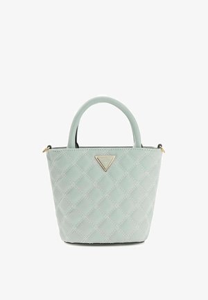 Petit sac à main matelassé bleu clair avec poignées arrondies et logo triangulaire doré Guess au centre avant.