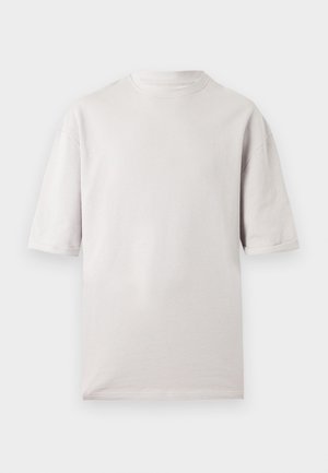 Απλό ανοιχτό γκρι φαρδύ T-shirt με κοντό μανίκι και στρογγυλή λαιμόκοψη, απλωμένο επίπεδα σε λευκό φόντο.