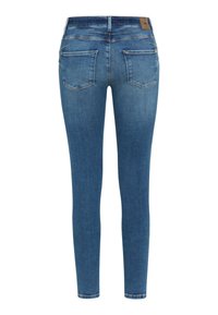 Jean skinny bleu avec une texture en denim lisse, délavage moyen, design à cinq poches et étiquette de marque au dos de la taille.