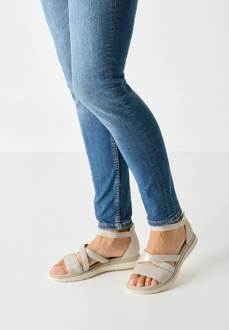 Tamaris - Sandalen met plateauzool - beige glam, Vergroten