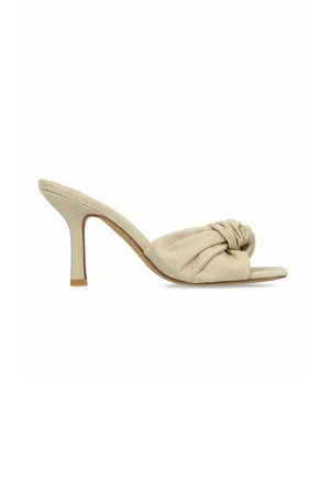 Beige Mule-Sandale mit hohem Absatz, offenem Zehenbereich und gedrehtem Stoffdetail vorne, seitlich auf weißem Hintergrund gezeigt.