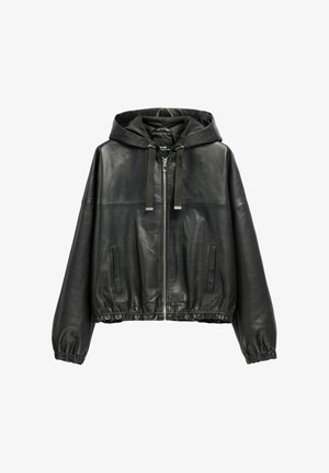 Czarna skórzana kurtka z kapturem, zamkiem błyskawicznym z przodu, kapturem ze sznurkiem, dwoma bocznymi kieszeniami oraz elastycznymi mankietami i dołem.