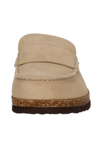 Beige mocka loafer med rund tå och ett dekorativt band över framsidan. Kork-mellansula och mörk gummiyttersula för grepp.