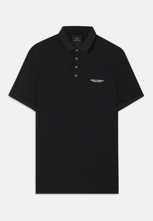Schwarzes Poloshirt aus Baumwolle mit Standardkragen, Dreiknopf-Leiste und kleinem weißen "Armani Exchange"-Logo auf der linken Seite.