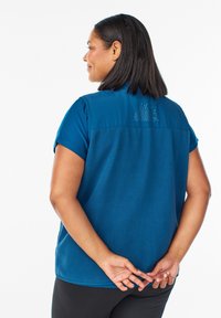 Koszula z krótkim rękawem w ciemnoniebieskim kolorze, z teksturowanym tyłem i gładkim przodem, z delikatnym panelem wzorniczym na górnej części pleców.