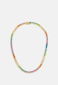 Collana di gemme colorate con un'impostazione in tonalità oro, disposta in un pattern a gradiente che va dal blu al viola, con chiusura a gancio.