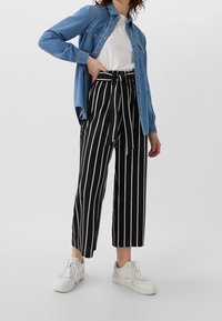 Stradivarius Stoffhose - black