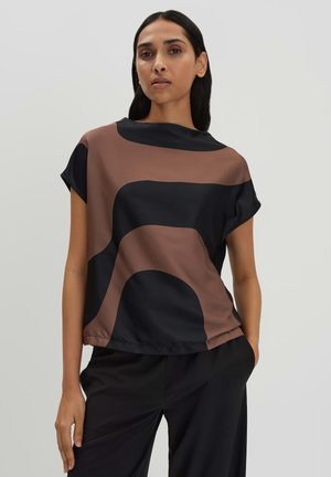Top a maniche corte in tessuto setoso con forme astratte in marrone e nero. Vestibilità rilassata con scollatura rotonda e texture liscia.