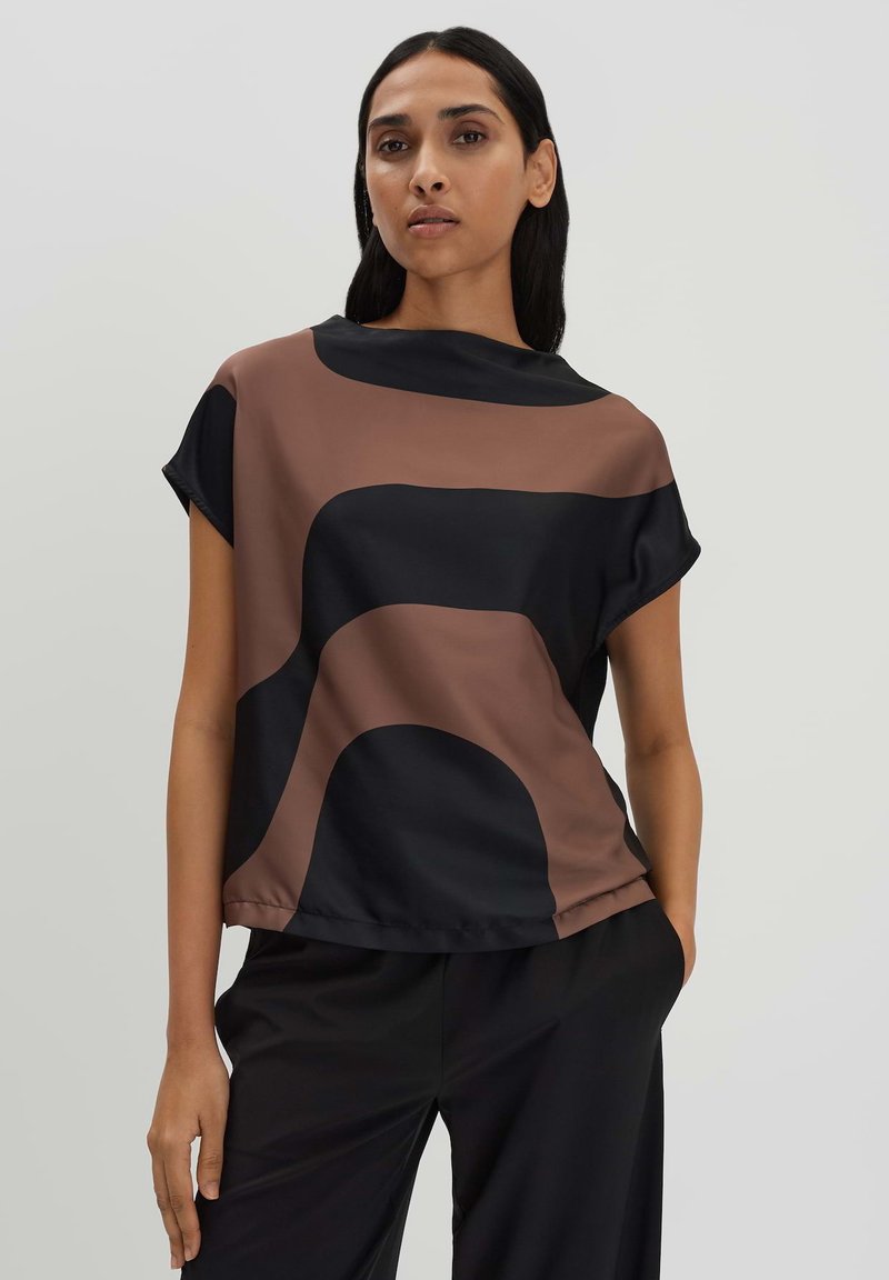 Top a maniche corte in tessuto setoso con forme astratte in marrone e nero. Vestibilità rilassata con scollatura rotonda e texture liscia.