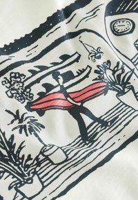 Personne portant une planche de surf rouge marchant parmi des palmiers et des plantes sur une surface texturée avec un art linéaire noir et blanc.