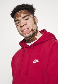 Nike Sportswear SPORTSWEAR CLUB FLEECE - Sweatshirt com capuz - pomegranate/white