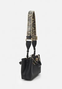 Czarna skórzana torba o usztywnionym kształcie, z detalem w kolorze złotym oraz wzorzystym, kremowo-czarnym regulowanym paskiem.