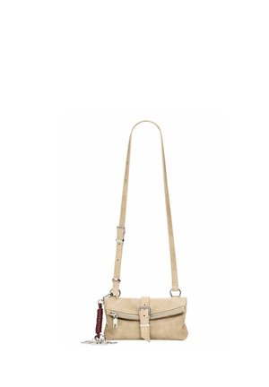 Béžová malá crossbody taška s nastaviteľným pásikom, predným vreckom na zips, detailom pracky a pripevneným hnedým stočeným kľúčenkou s kovovými krúžkami.