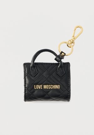 Mini sac à main en similicuir matelassé noir avec ferrures dorées, doté d'une poignée supérieure et d'un mousqueton porte-clés. Logo "LOVE MOSCHINO" en doré.