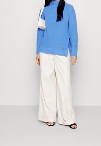 MICHAEL Michael Kors Stickad tröja - light blue