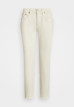 Jean droit beige en coton avec cinq poches, fermeture à bouton et détails de couture subtils. Texture lisse, design classique.