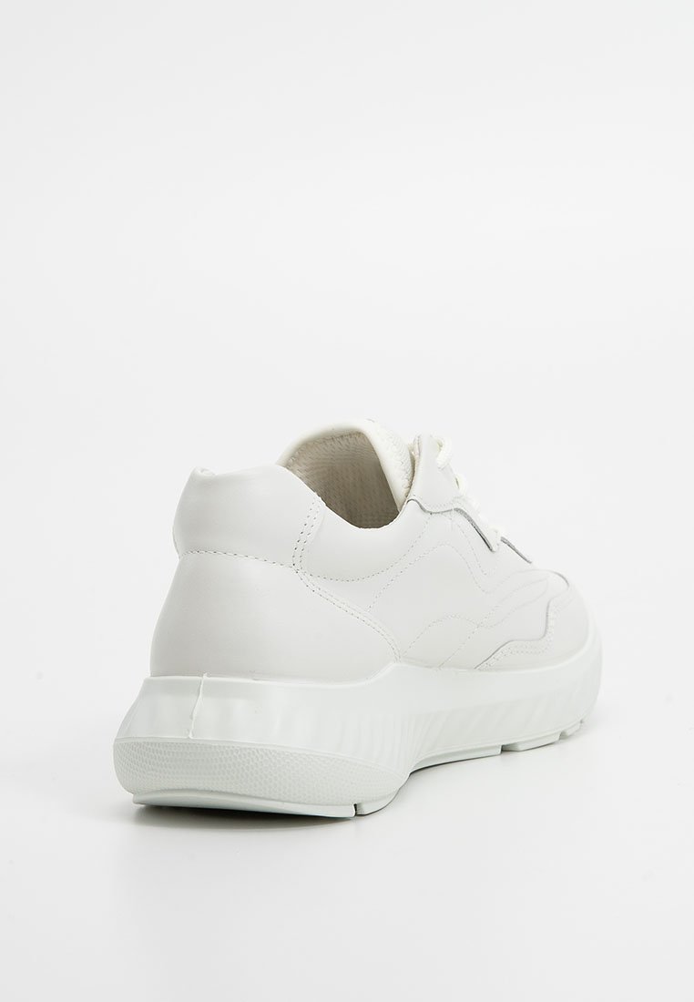 Zapatilla blanca con parte superior de cuero suave, talón acolchado, suela de goma texturizada y sutiles acentos de diseño en los laterales.