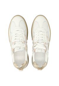 Sneakers bianchi con una tomaia testurizzata, caratterizzate da accenti beige chiaro e dettagli metallici dorati sul tallone. Design con lacci. Suola in gomma.