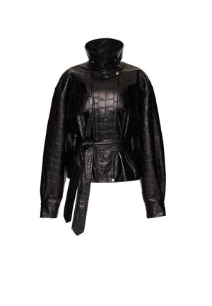 Geacă neagră din piele ecologică cu model de crocodil, cu guler înalt, detalii cu nasturi, mâneci lungi și curea de talie legată pe fundal alb.