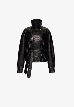 Czarna kurtka z sztucznej skóry krokodyla z wysokim kołnierzem, guzikami, długimi rękawami i paskiem wiązanym w talii na białym tle.