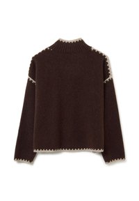 Pull en laine brun foncé avec des bordures en beige clair cousues le long du col, des épaules, des poignets et de l'ourlet, avec un col montant côtelé.