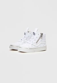 Sneaker alte bianche con parte superiore strutturata, dettaglio zip argento e chiusura con lacci bianchi. Suola in gomma e patch con logo sulla linguetta.