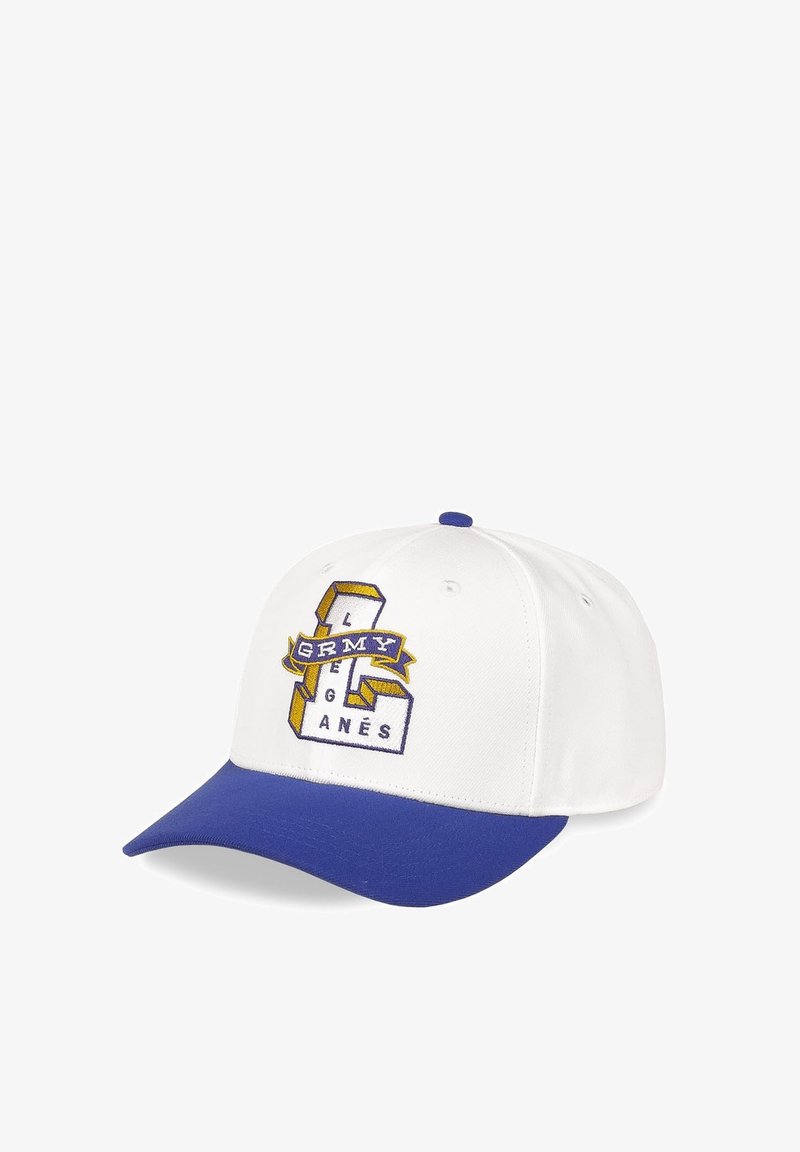 Gorra de béisbol blanca con visera azul, que presenta texto bordado en púrpura y amarillo, incluyendo las letras "GRMY" y "LEGANES."
