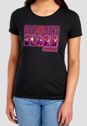 Black t-shirt featuring five people in red lighting wearing hats, with neon pink text "Saja Boys" and a lion logo above them.