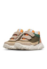 Sneakers per bambini realizzati con un mix di materiali verde oliva e beige, con cinturini in Velcro sicuri, accenti arancioni e una suola bianca texturizzata.
