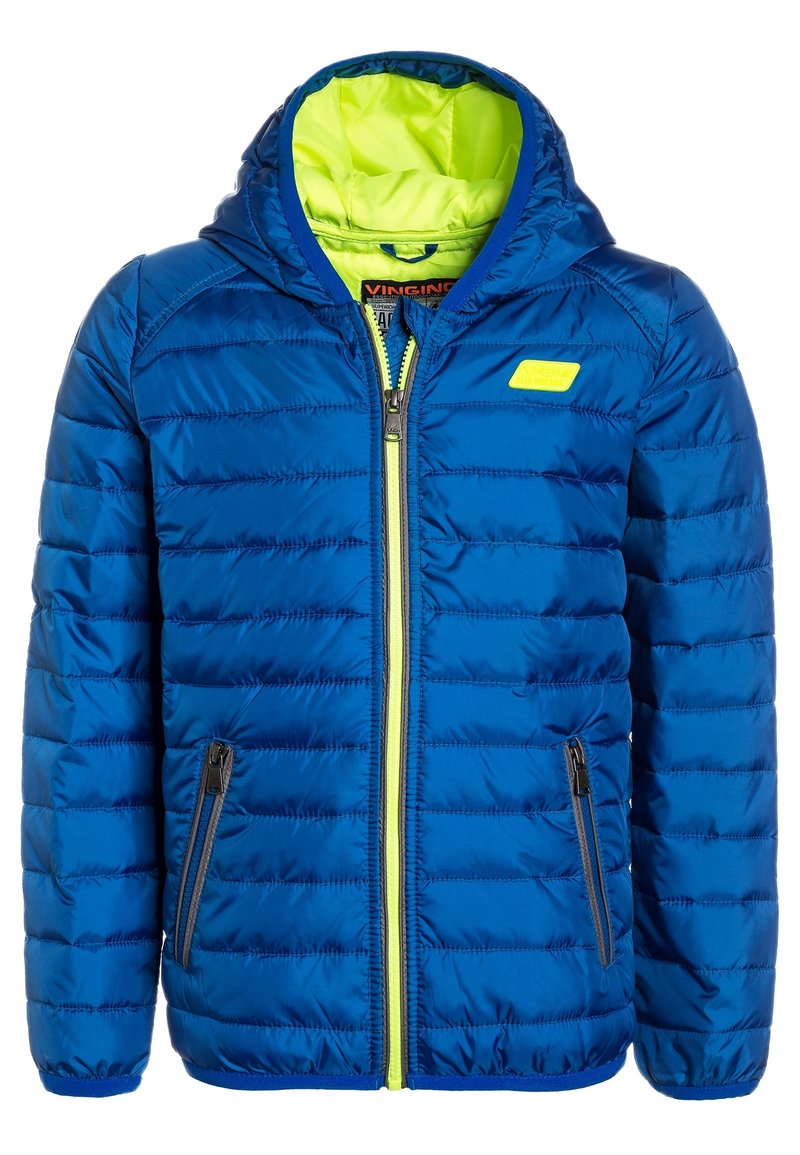 Chaqueta acolchada azul con capucha y forro interior amarillo neón, cremallera frontal, dos bolsillos con cremallera y un pequeño parche amarillo en el pecho.