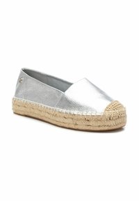 Bailarinas de cuero plateado con suela tejida de yute, con puntera redondeada y textura suave, ideales para uso casual.