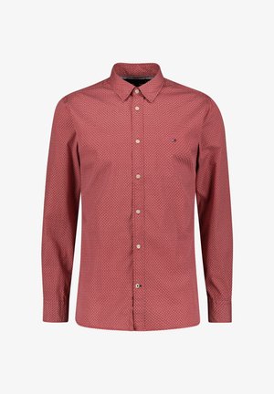 Czerwona, długosleeve, zapinana na guziki koszula z małym białym wzorem geometrycznym i spiczastym kołnierzykiem, wyeksponowana na białym tle.