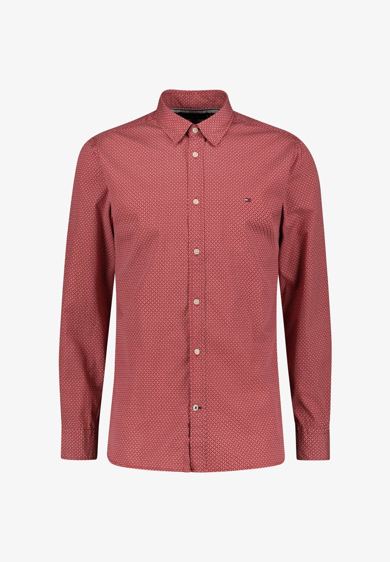 Czerwona, długosleeve, zapinana na guziki koszula z małym białym wzorem geometrycznym i spiczastym kołnierzykiem, wyeksponowana na białym tle.