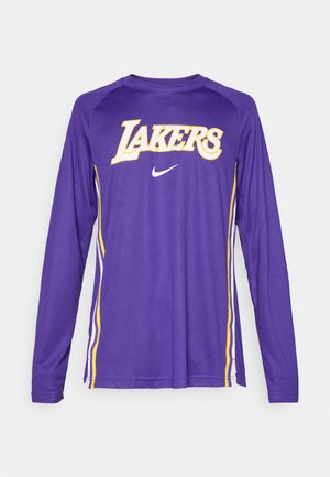 Paarse lange mouwen shirt met "LAKERS" in het geel, Nike-logo in het wit, en gele en witte strepen langs de zijkanten. Glad stofoppervlak.