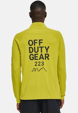 Langärmliges, leuchtend gelbes Oberteil mit strukturiertem Finish. Enthält schwarzen Text "OFF DUTY GEAR 223" und ein Silhouetten-Design auf der Rückseite.