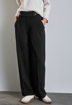Pantaloni a gamba larga neri realizzati in tessuto morbido, con una vestibilità su misura, due tasche frontali e dettagli in bottone in vita.