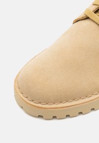 Clarks Originals DESERT ROCK LO - Rennot nauhakengät - maple