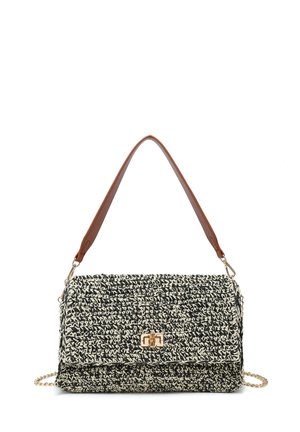 Sac à main rectangulaire tissé noir et blanc avec bandoulière en cuir marron, fermoir à verrou tournant doré et détail chaîne sur fond blanc.