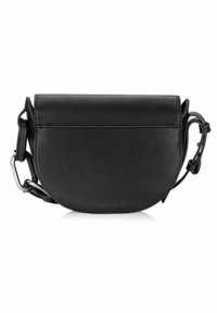 Czarna skórzana torba na ramię w kształcie półksiężyca, o gładkim wykończeniu, z zamknięciem na klapkę u góry, regulowanym paskiem i srebrnymi akcentami.