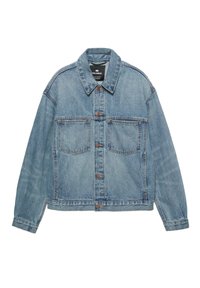 Lyseblå denimjakke med knaplukning og to brystlommer, lagt fladt ud med front og krave synlig.