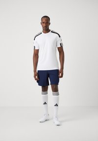 adidas Performance MANCHESTER UNITED SZN CARGO SHORT - Klubové oblečení - night indigo