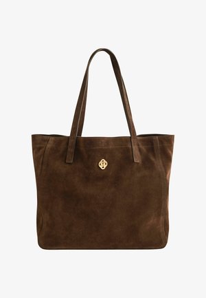 Bruine suède shopper met twee schouderbanden en een kleine goudkleurige sierklem in het midden aan de voorkant.