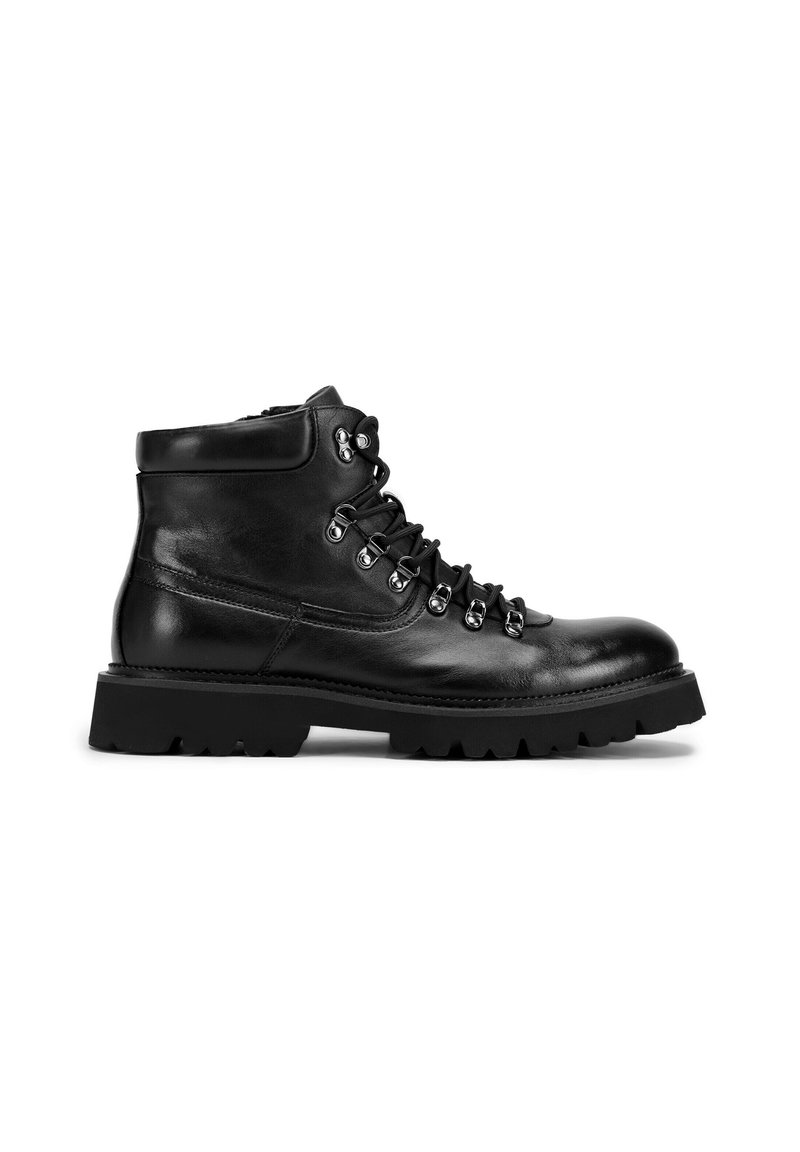 Czarne skórzane buty trekkingowe z wyściełanym kołnierzem, metalowymi oczkami oraz teksturowaną gumową podeszwą z głębokim bieżnikiem zapewniającym przyczepność.